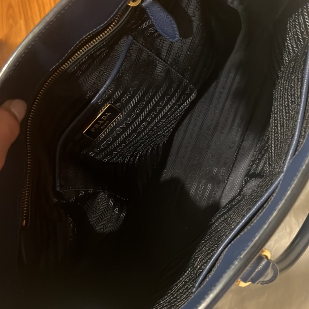 Prada bag - Picture 4 of 7